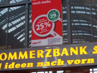 Commerzbank-Werbung in Frankfurter am Main im Bahnhof / Foto: © Rüdiger v. Schönfels