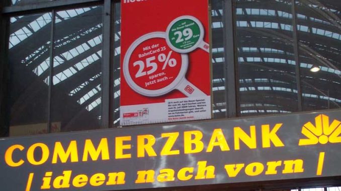 Commerzbank-Werbung in Frankfurter am Main im Bahnhof / Foto: © Rüdiger v. Schönfels