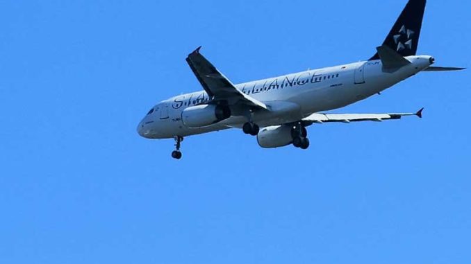 flugzeug-im-anflug Flugzeug: Zubringerflug verspätet / Quelle: Stockata.de