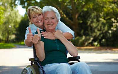 patientin-rollstuhl-pflegerin Patientenbetreuung: Auf Patientenrechte achten / Quelle: Fotolia