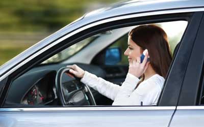 telefonieren-beim-autofahren Telefonieren im Auto: Teurer Anruf / Quelle: Fotolia